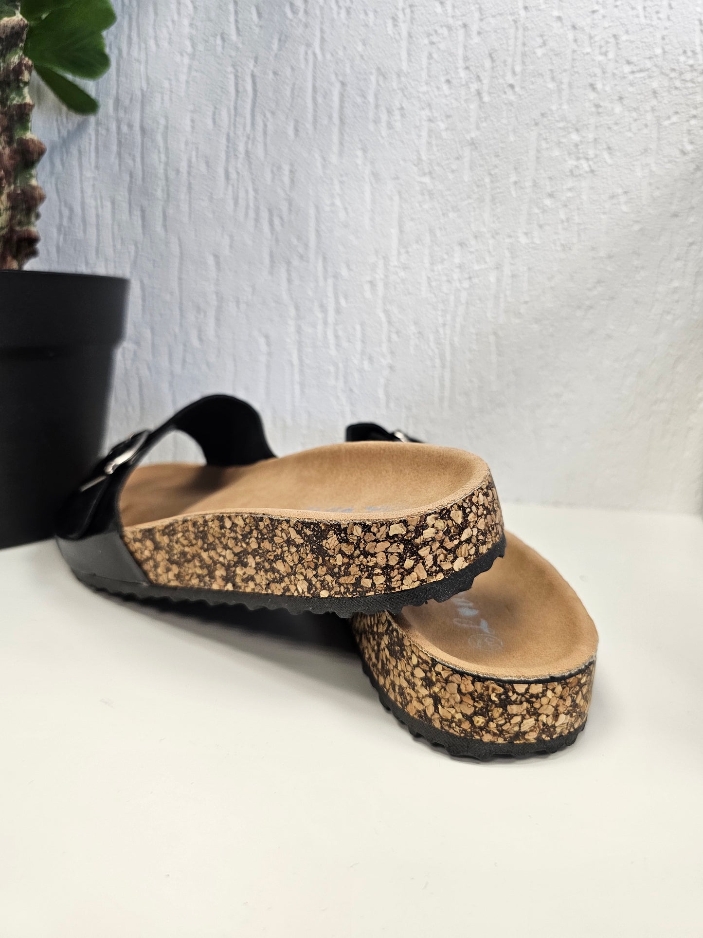 Glänzende schwarze Clogs Pantolette mit Schnalle