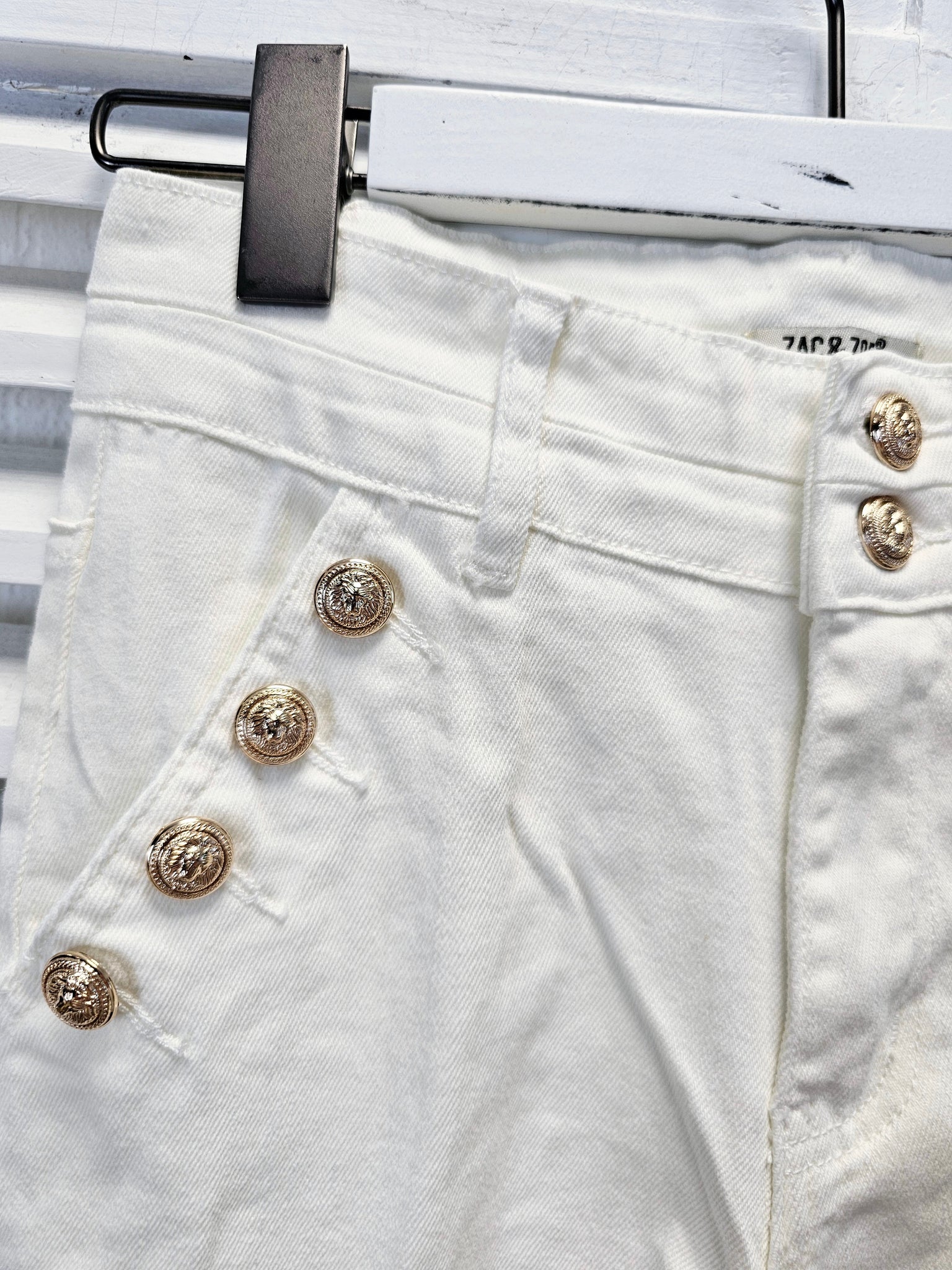 Lange Jeanshose in Eierschalenweiß mit leicht ausgestellten Bein und goldenen Knöpfen von Zac&Zoe