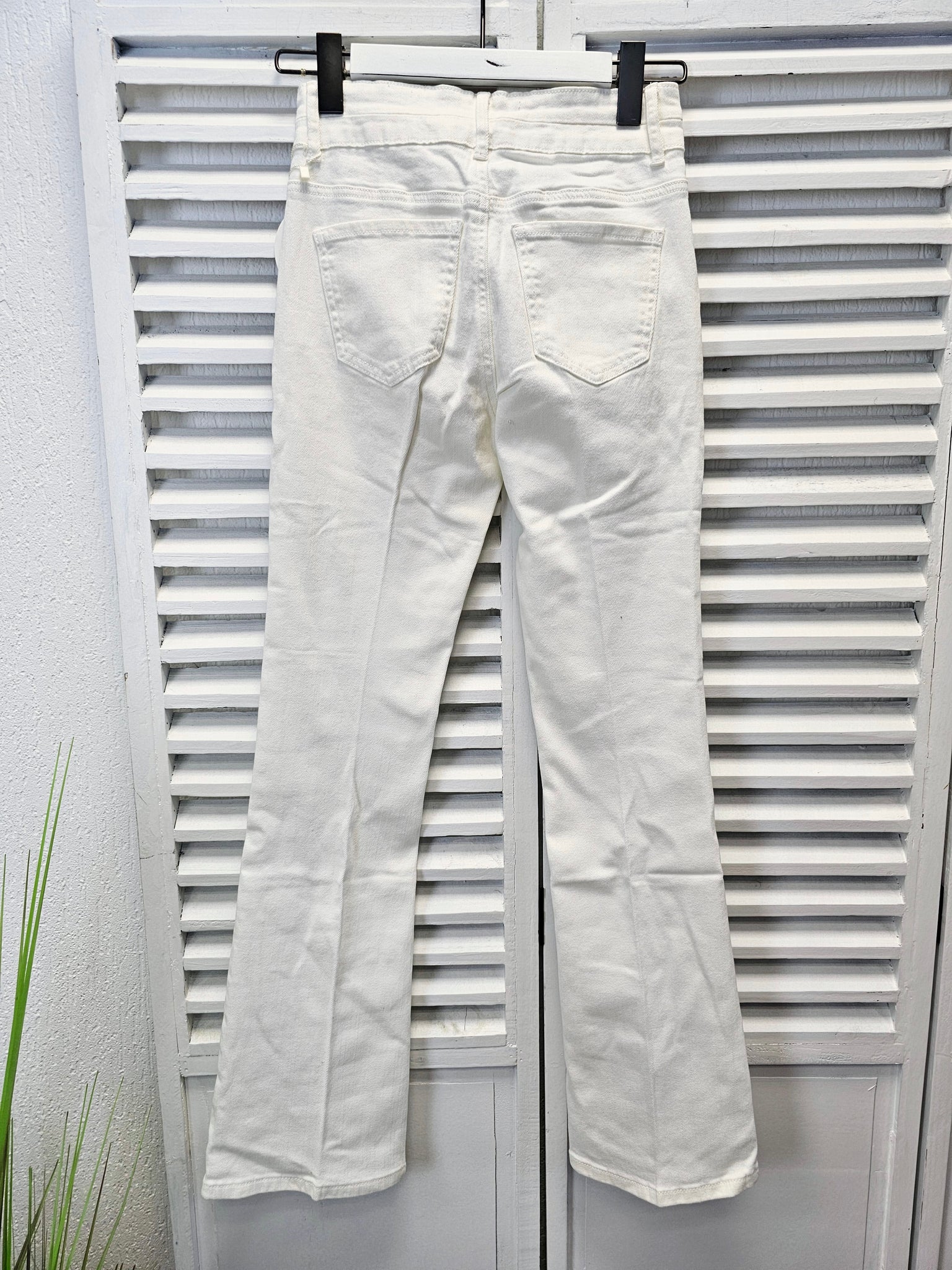 Lange Jeanshose in Eierschalenweiß mit leicht ausgestellten Bein und goldenen Knöpfen von Zac&Zoe