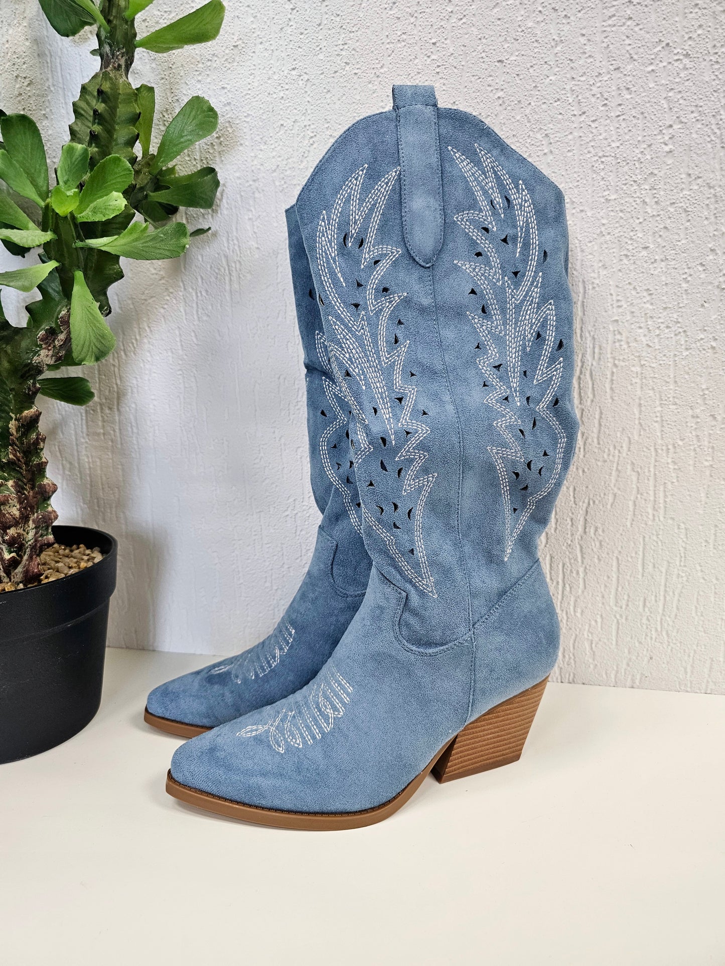 Hellblaue Cowboystiefel in Wildlederoptik