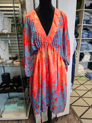 Kurzes fließendes Kleid aus Seide in Rot-Blau mit Korallenmuster mit Quasten