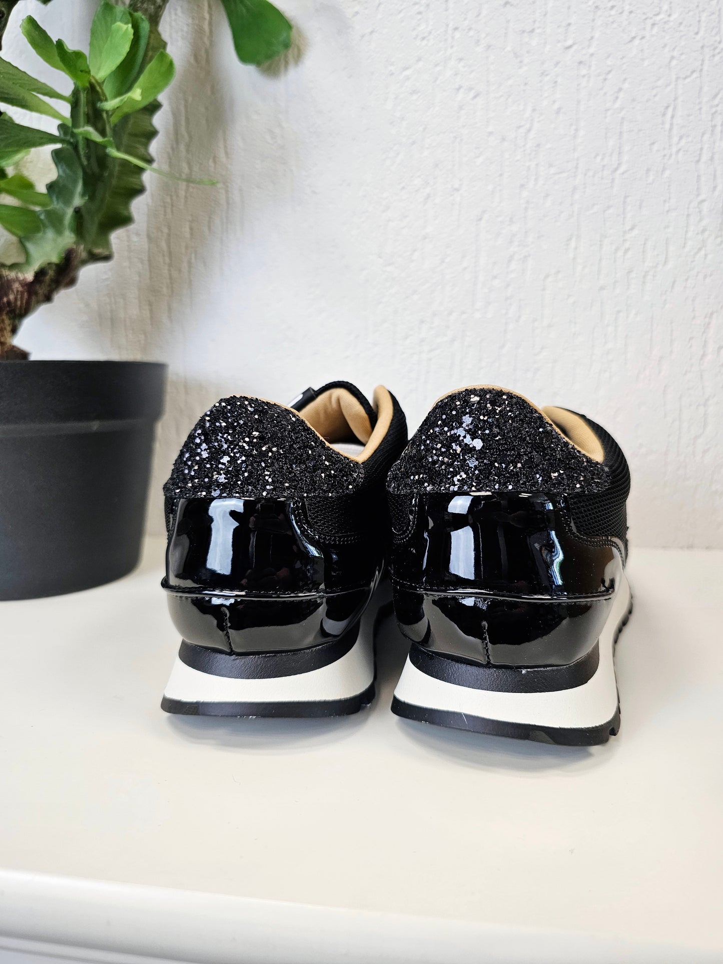 Stylische Schwarze Sneaker Moow mit Glitzerndem Ahorn-Blatt