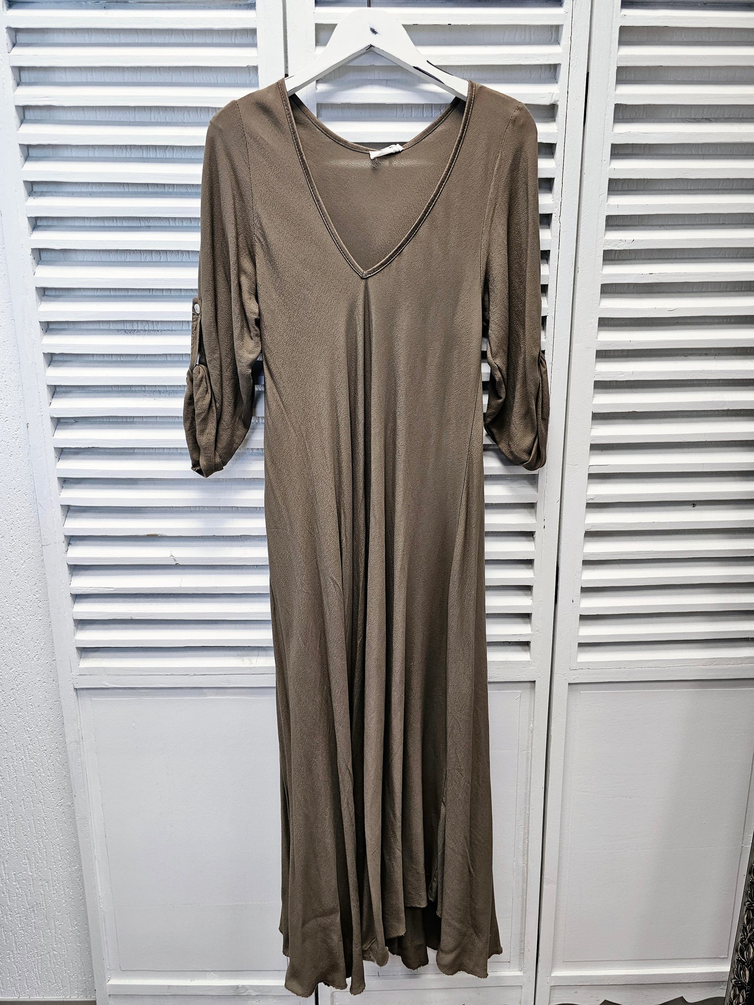 Langes Kleid in Braun mit höhen verstellbaren Ärmeln