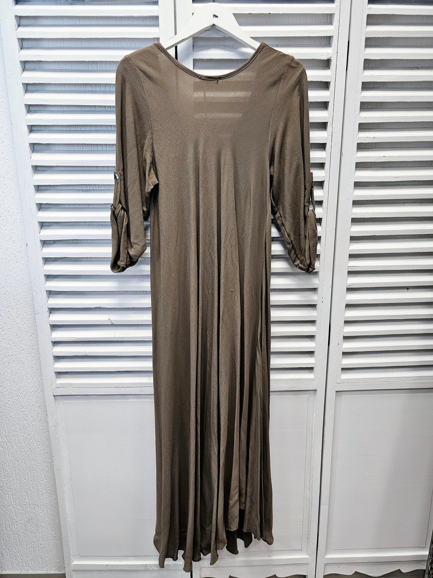 Langes Kleid in Braun mit höhen verstellbaren Ärmeln