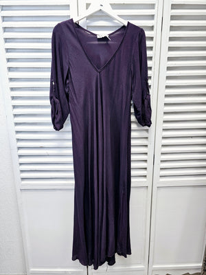 Langes Kleid in dunklem Lilaton mit höhen verstellbaren Ärmeln