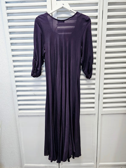 Langes Kleid in dunklem Lilaton mit höhen verstellbaren Ärmeln