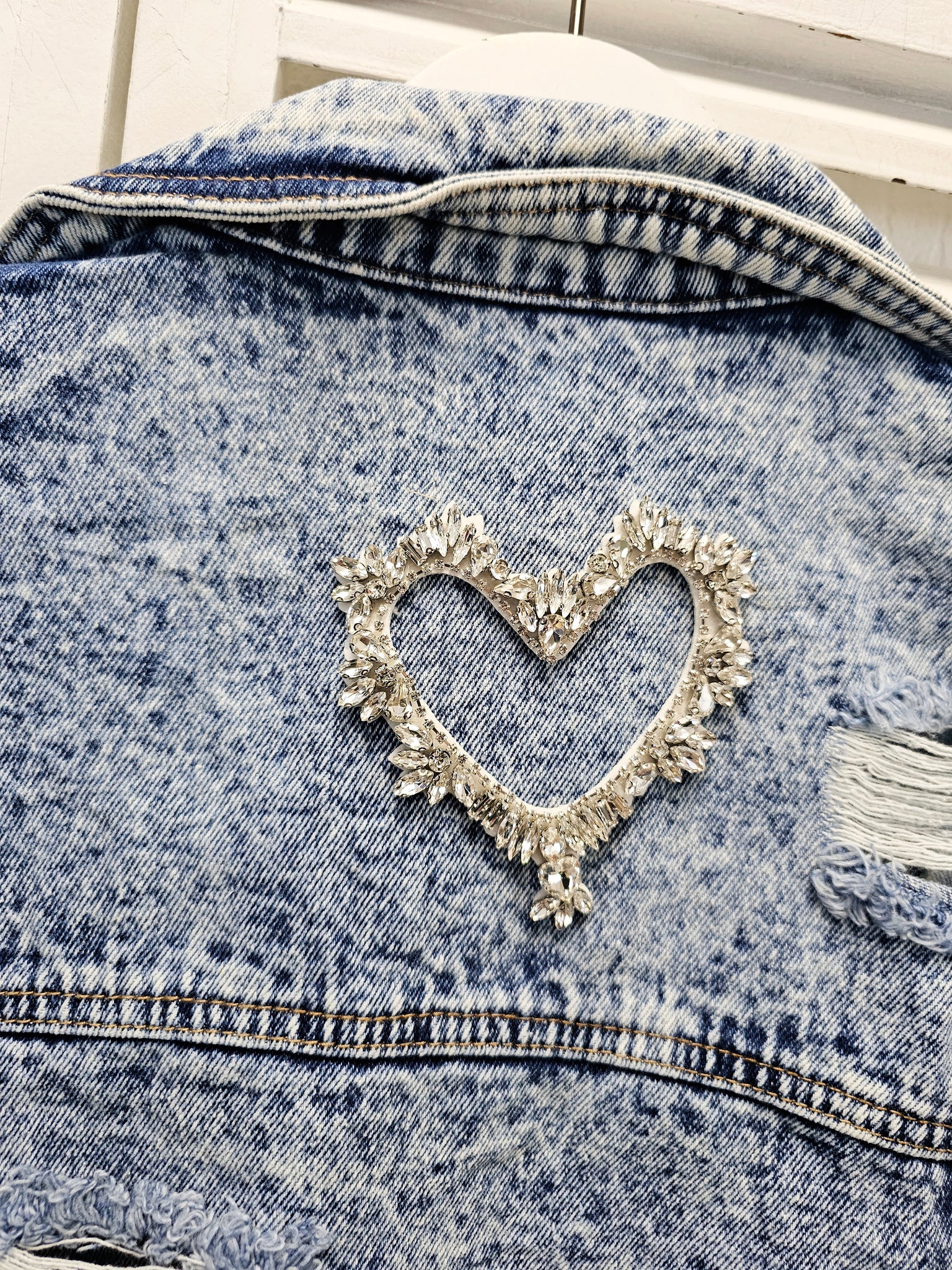 Aufwendige kurze Jeansjacke Destroyed mit Kristallherz