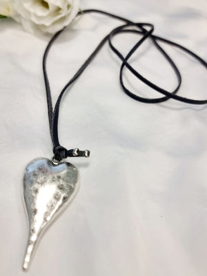 Kette mit Herzanhänger und grauem Wildlederband