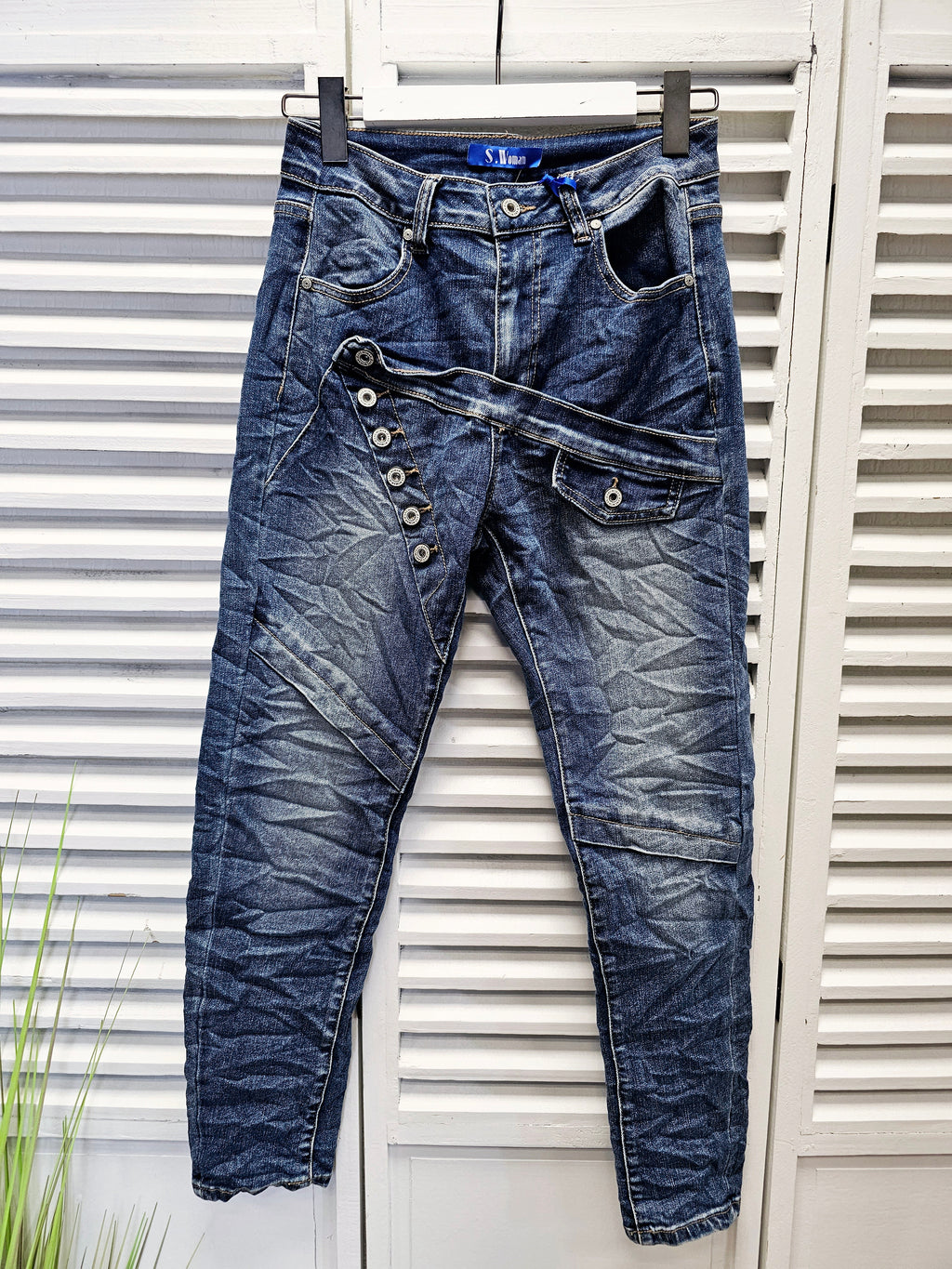 Lässige Jeans mit schräger Knopfnaht im Cargolook H8000