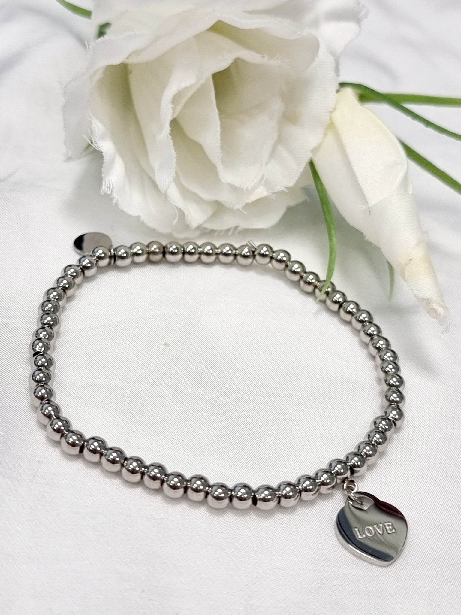 Armband mit silbernen Perlen und Love-Anhänger