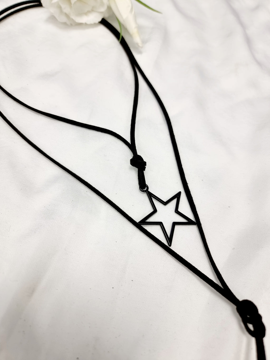Wickelkette schwarzes Wildlederband mit schwarzem Sternchenanhänger
