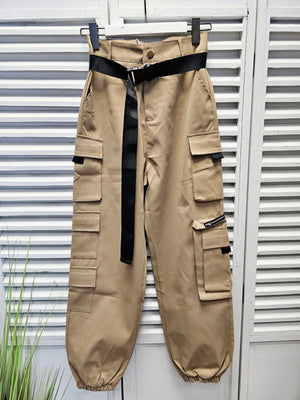 Cargohose mit Gürtel in verschiedenen Farben