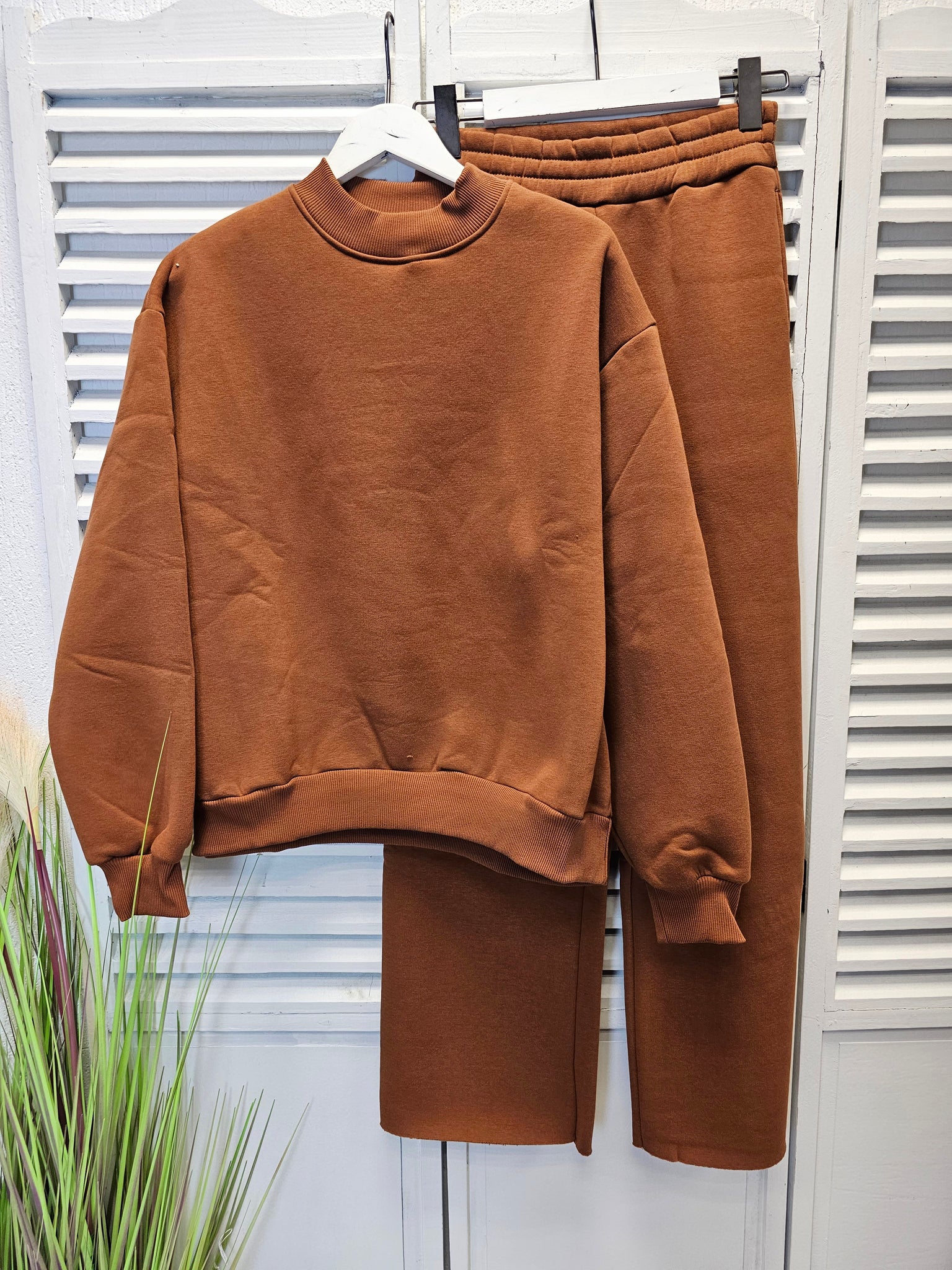 Braune Sweathose mit weitem Bein und stretchbarem Bund
