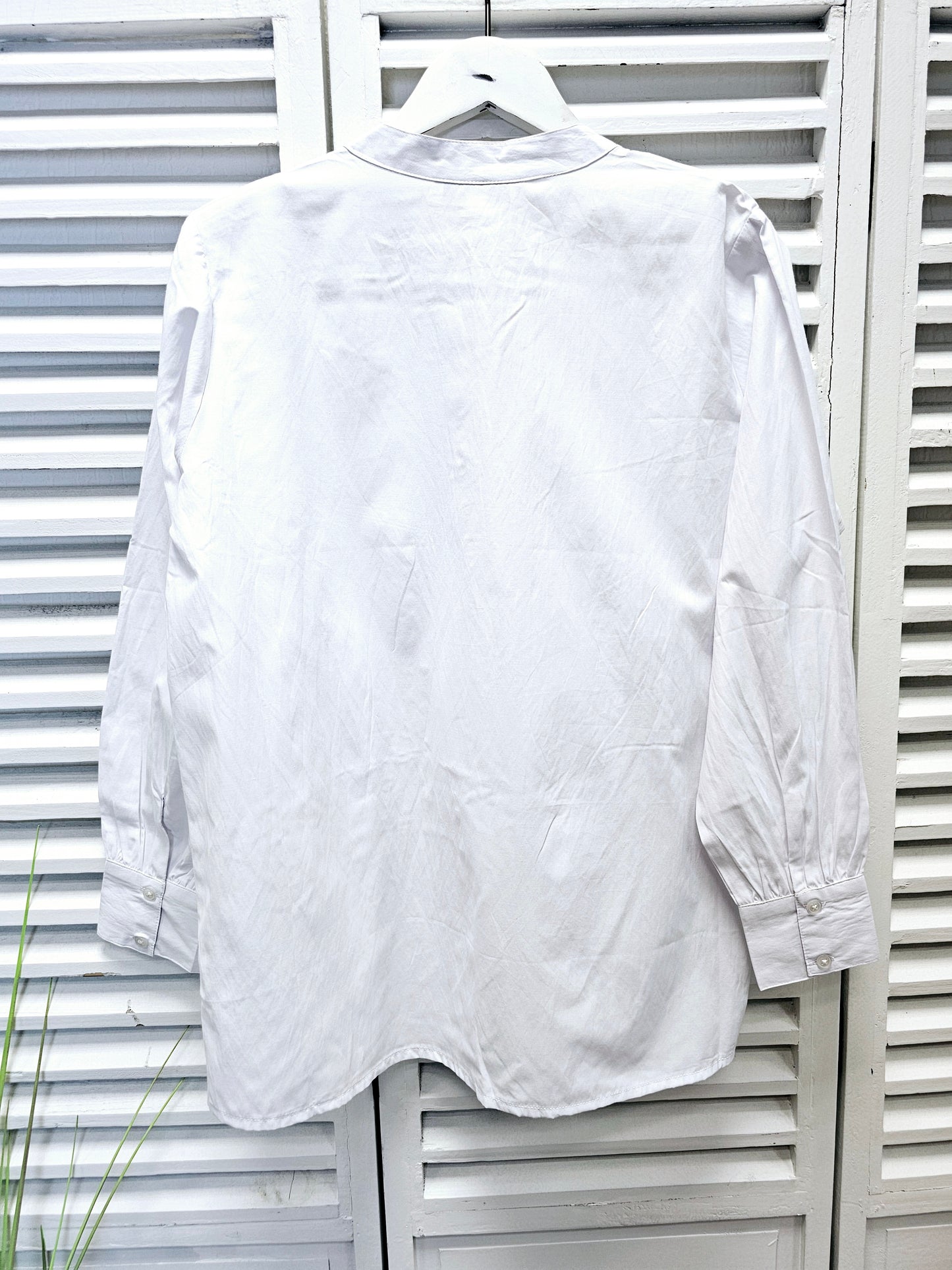 Weiße Bluse mit Raffung und V-Ausschnitt