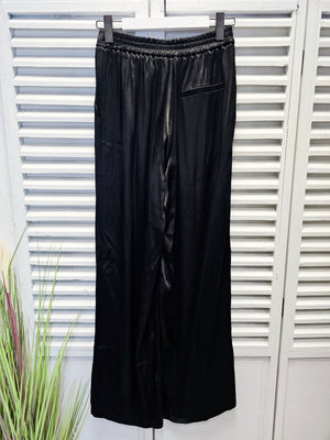 Weite Satinhose in Schwarz
