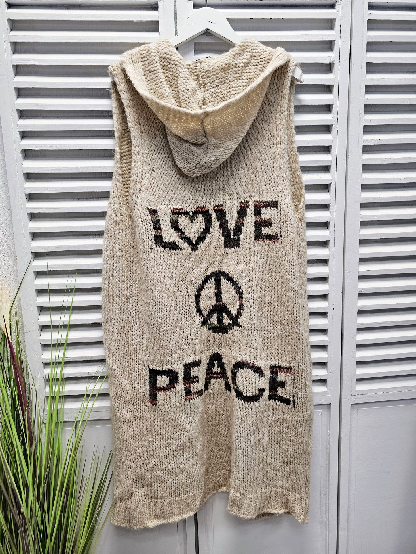 Lange ärmellose Strickweste mit Kapuze, Taschen und Love and Peace-Print auf dem Rücken
