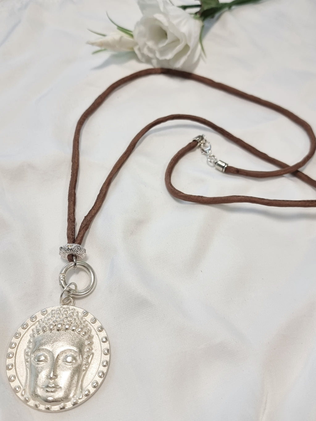 Boho Kette Variokette mit Seidenband braun und Buddha-Anhänger in Silber