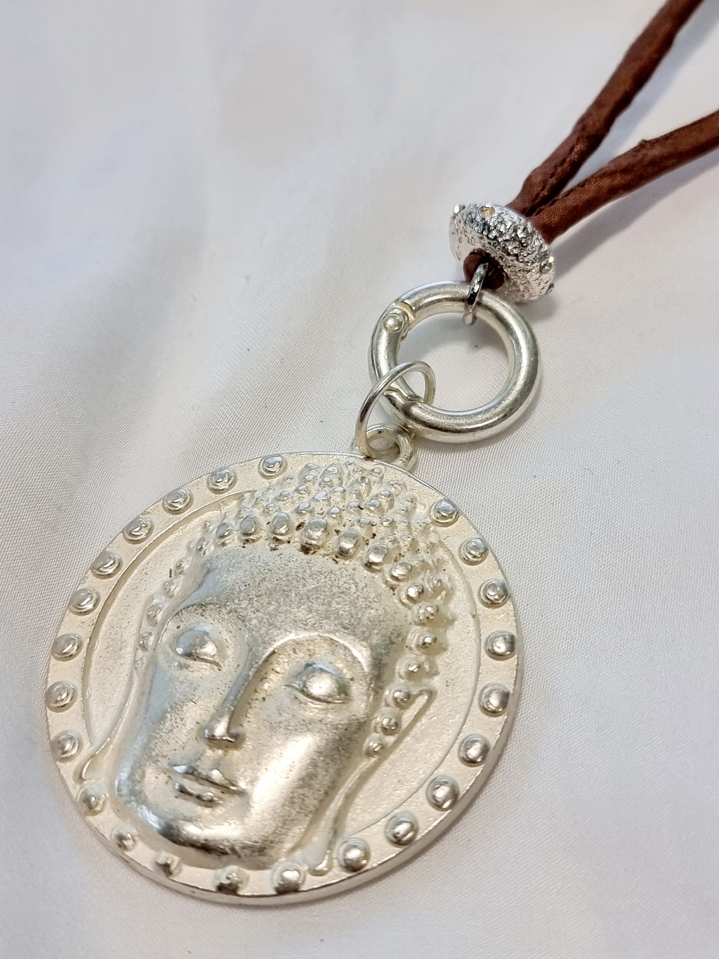 Boho Kette Variokette mit Seidenband braun und Buddha-Anhänger in Silber