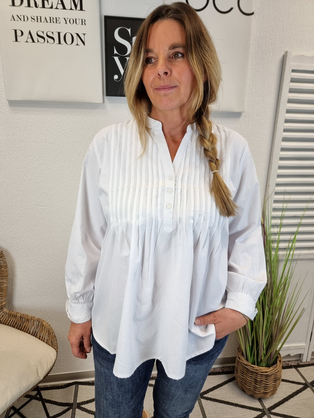 Weiße Bluse mit Raffung und V-Ausschnitt