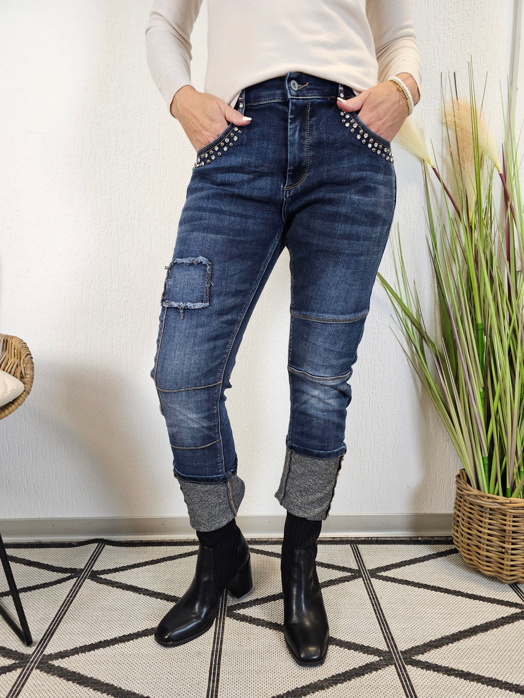 Lockere Jeans Dunkelblau mit Nieten und umgeschlagenen Bein H8016