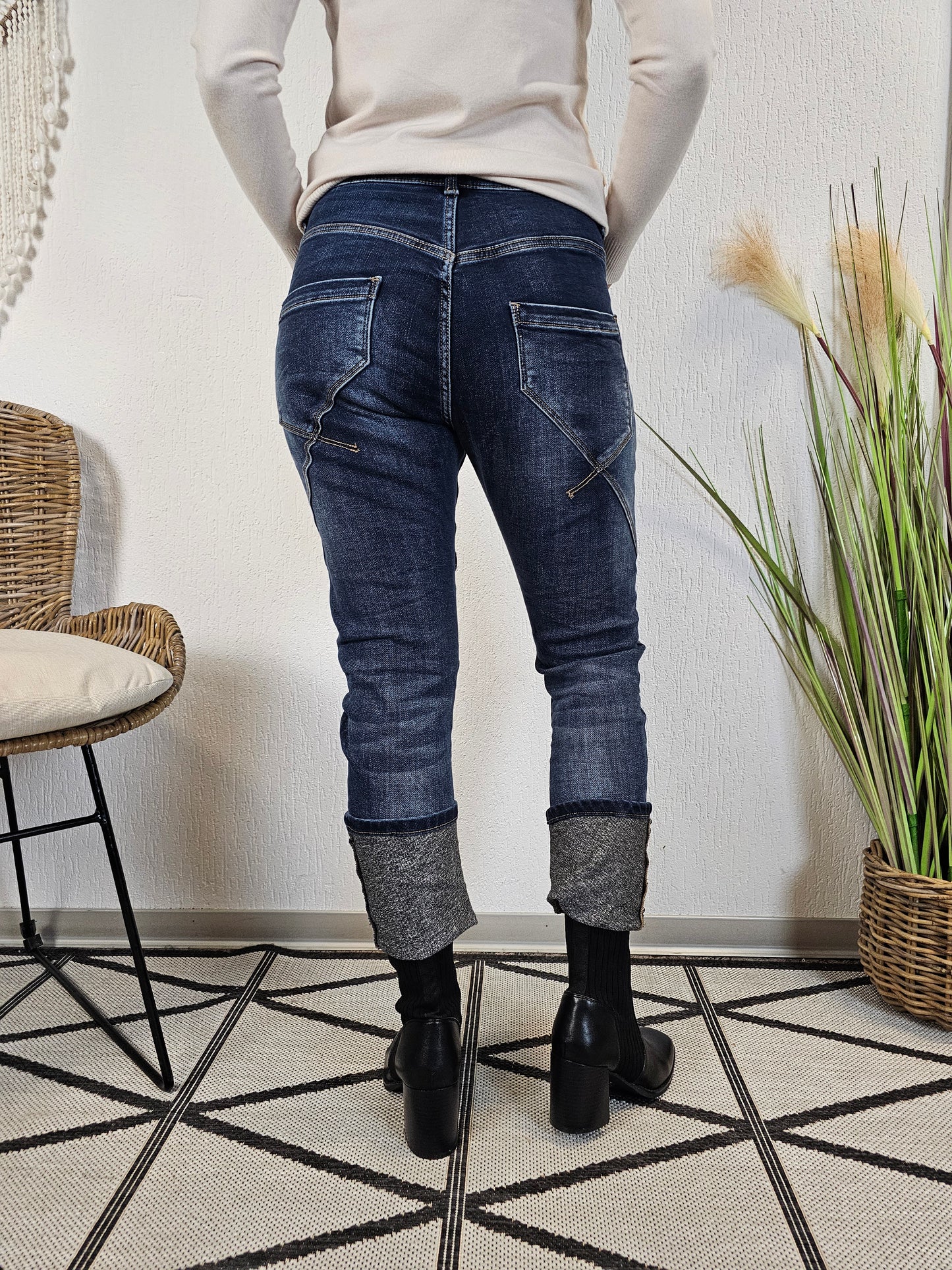 Lockere Jeans Dunkelblau mit Strasssteinen und umgeschlagenen Bein H8016