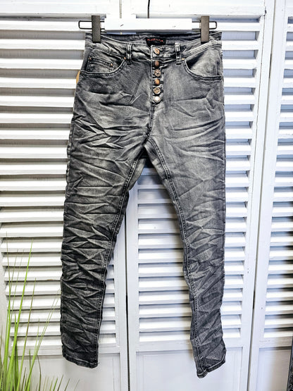 Graue Skinny Jeans mit Bronze-Schmuckknopfleiste Place du Jour 98280-G/3 nur noch Größe S vorrätig