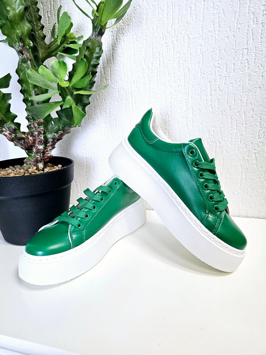 Grüne Plateau Sneaker Lederoptik mit weißer Sohle