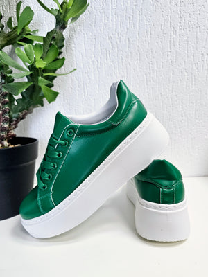 Grüne Plateau Sneaker Lederoptik mit weißer Sohle