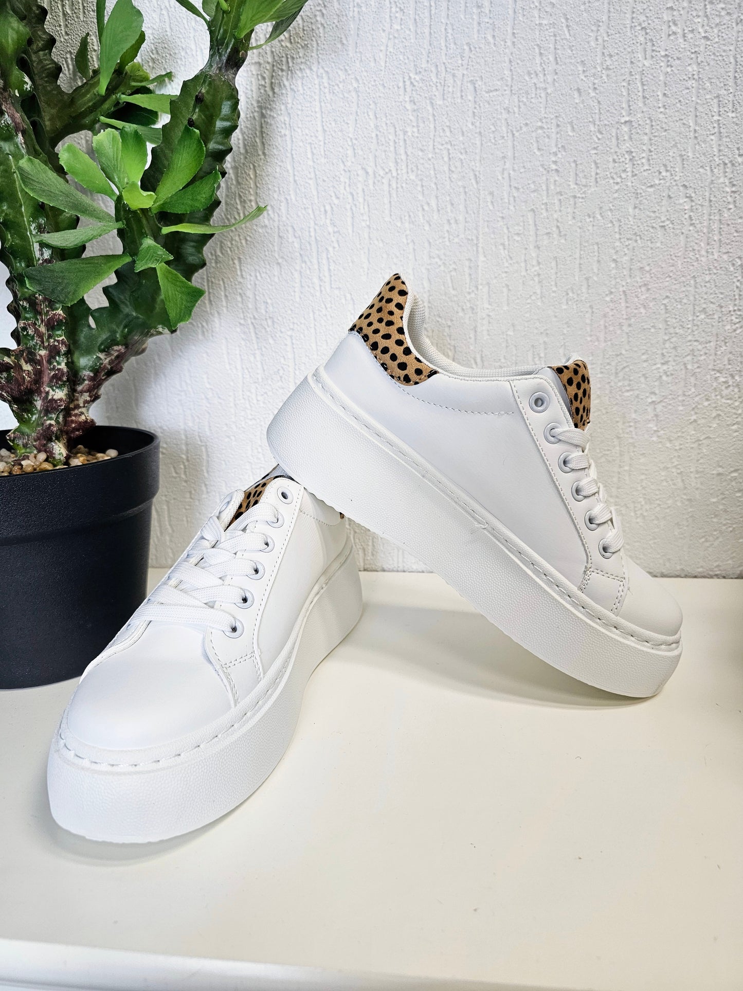 Weiße Plateau Sneaker Lederoptik mit Leoprint