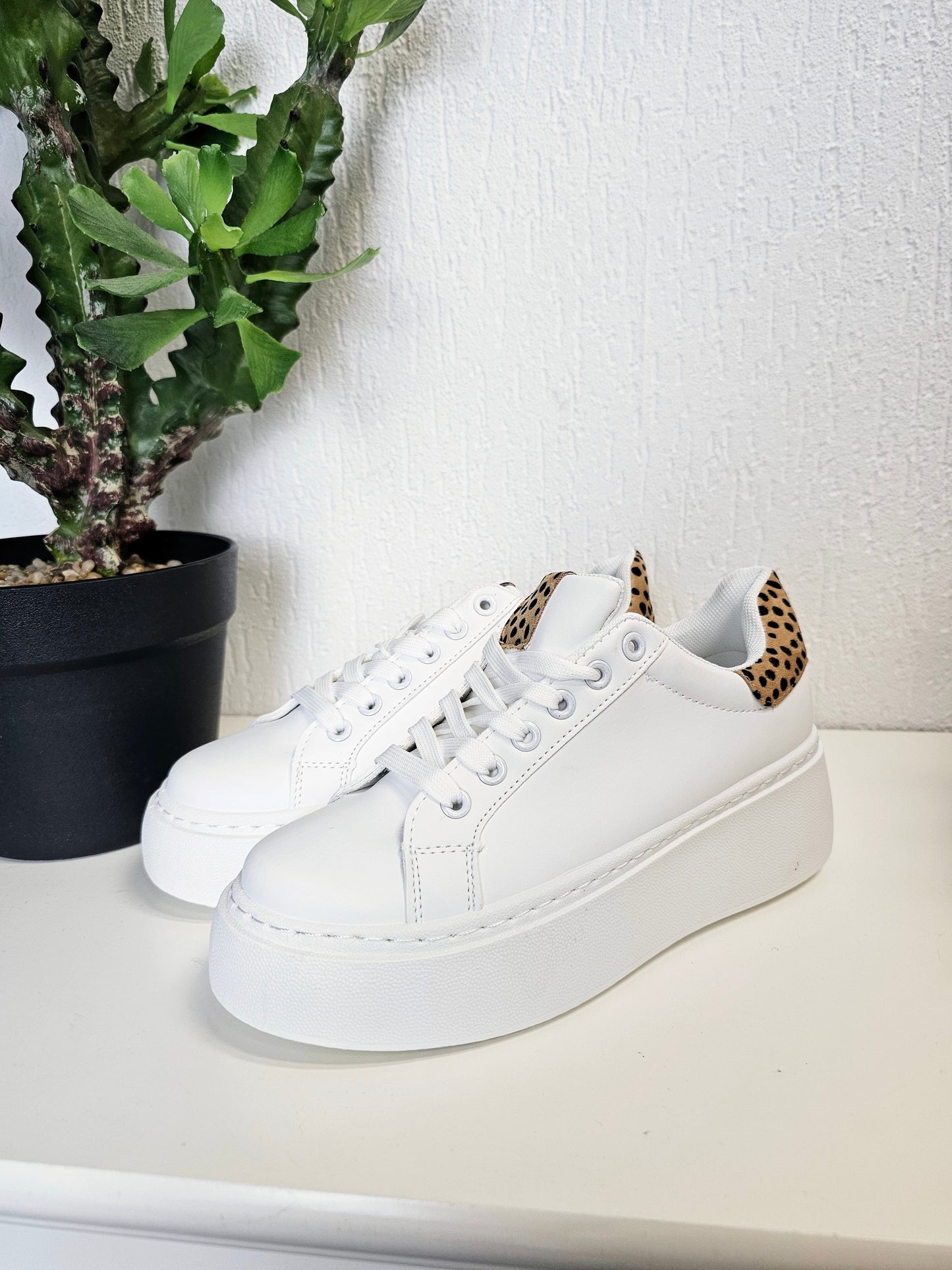 Weiße Plateau Sneaker Lederoptik mit Leoprint