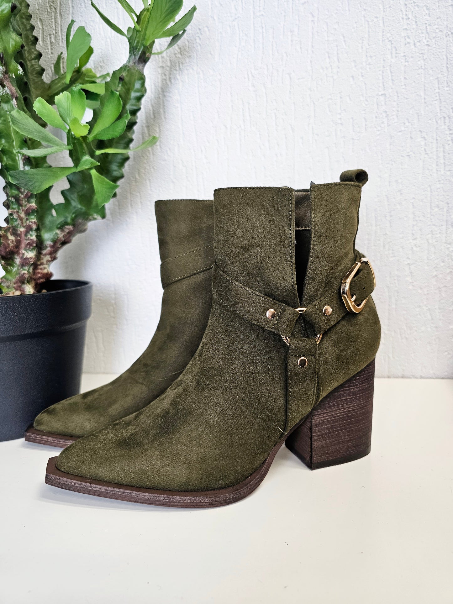 Niedrige Biker-Boots/Stiefel mit Gürtelschnalle und Absatz in Khaki