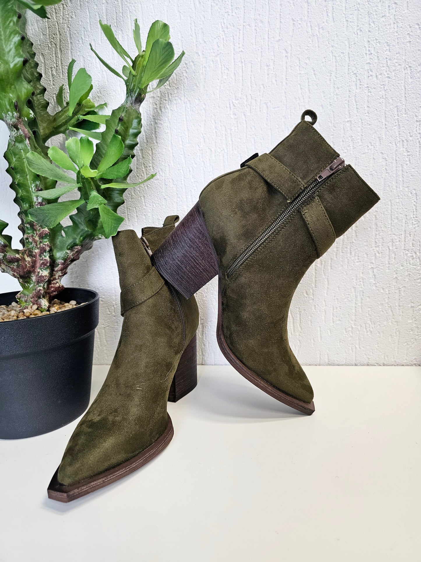 Niedrige Biker-Boots/Stiefel mit Gürtelschnalle und Absatz in Khaki