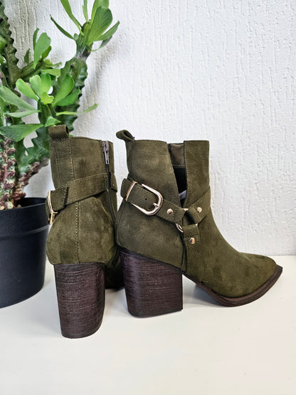 Niedrige Biker-Boots/Stiefel mit Gürtelschnalle und Absatz in Khaki