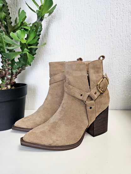 Niedrige Biker-Boots/Stiefel mit Gürtelschnalle und Absatz in Taupe nur noch Größe 36 und 41 vorrätig