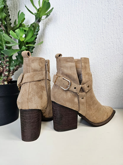 Niedrige Biker-Boots/Stiefel mit Gürtelschnalle und Absatz in Taupe nur noch Größe 36 und 41 vorrätig