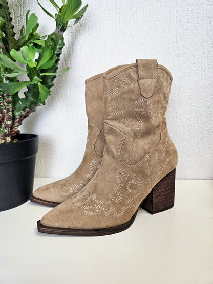 Halbhohe Cowboy-Stiefel/Boots in Beige mit Absatz C-187