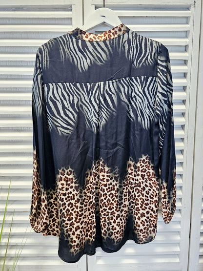 Seidige Bluse Animalprint in Schwarz mit V-Auschnitt