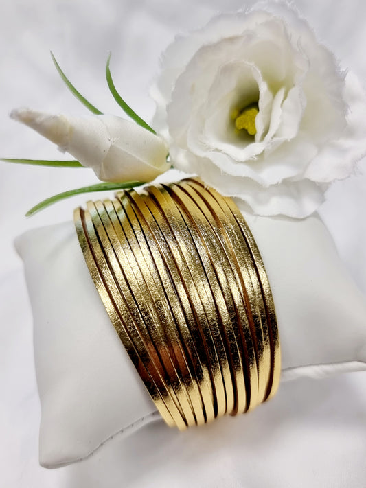Mehrreihiges goldenes Armband mit Magnetverschluss