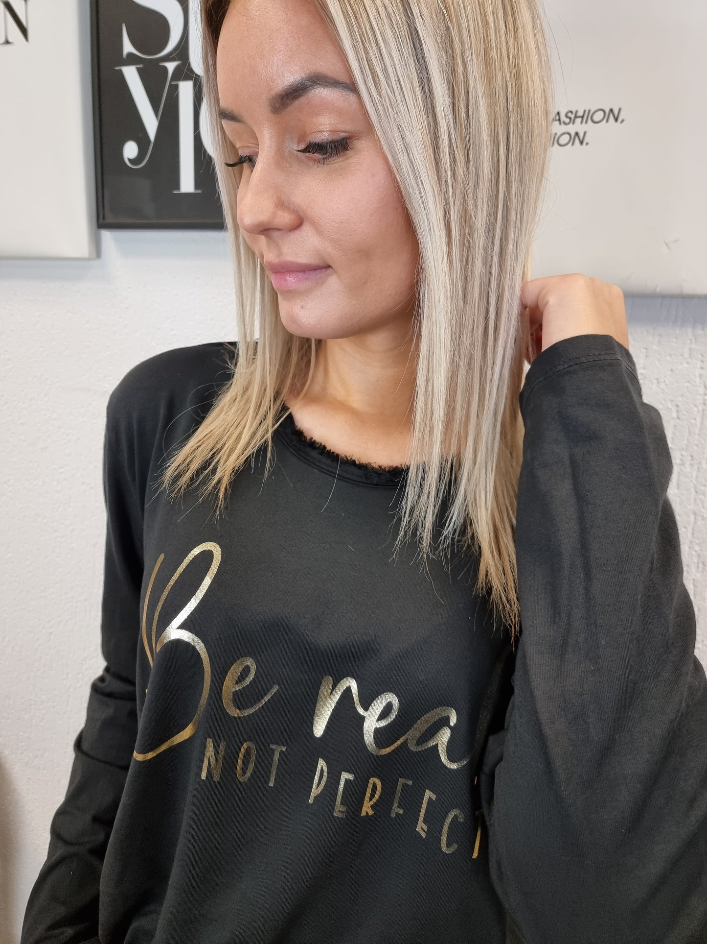Langarmshirt mit Fransen und goldenem Schriftzug " Be real not Perfekt" in verschiedenen Farben