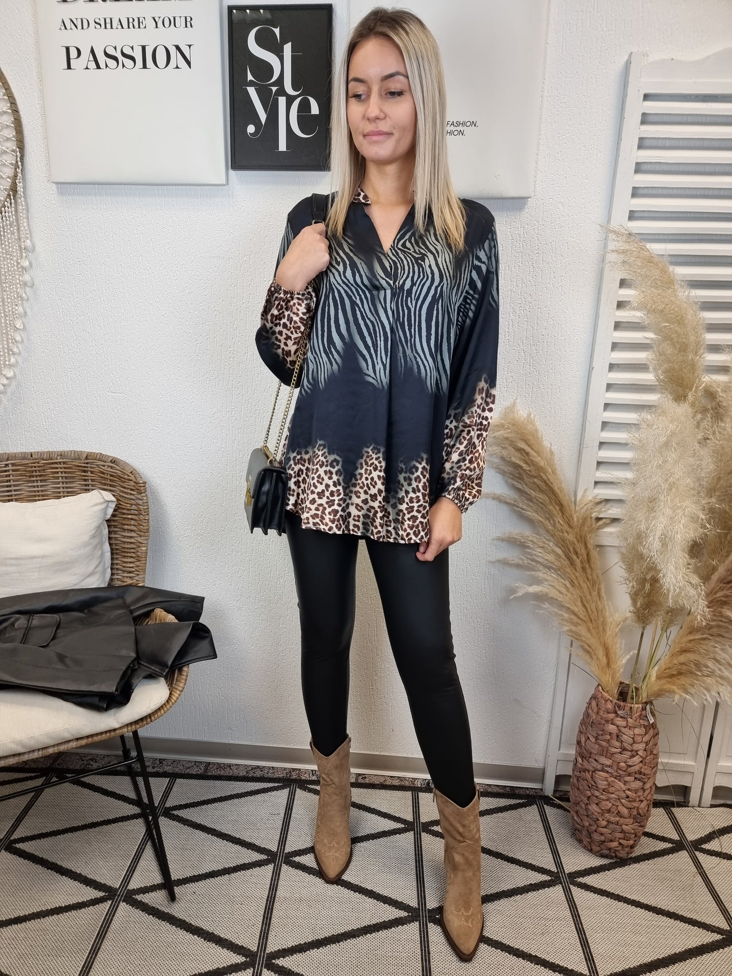 Seidige Bluse Animalprint in Schwarz mit V-Auschnitt