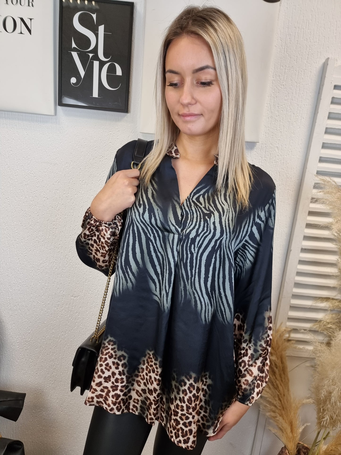 Seidige Bluse Animalprint in Schwarz mit V-Auschnitt