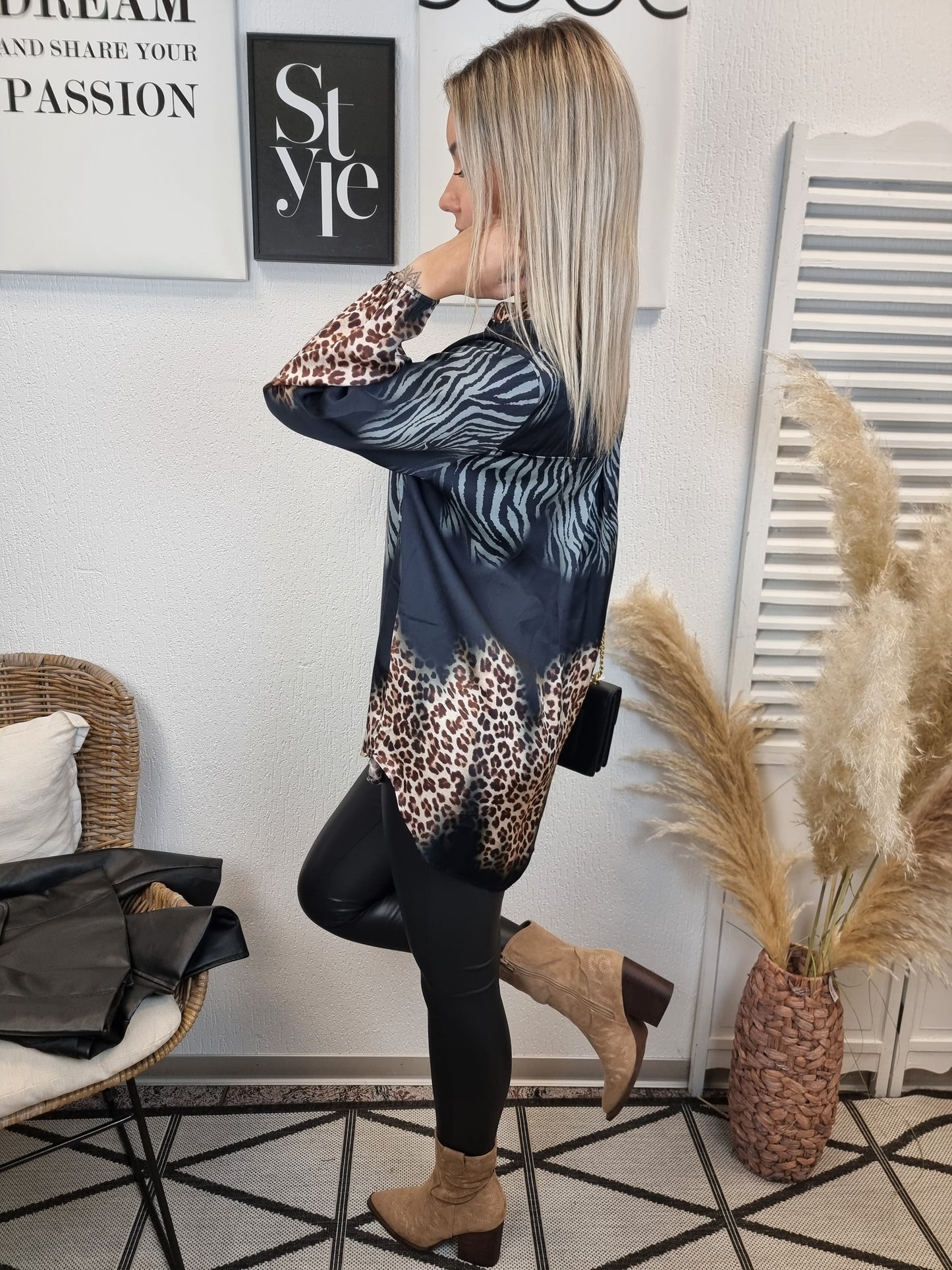 Seidige Bluse Animalprint in Schwarz mit V-Auschnitt