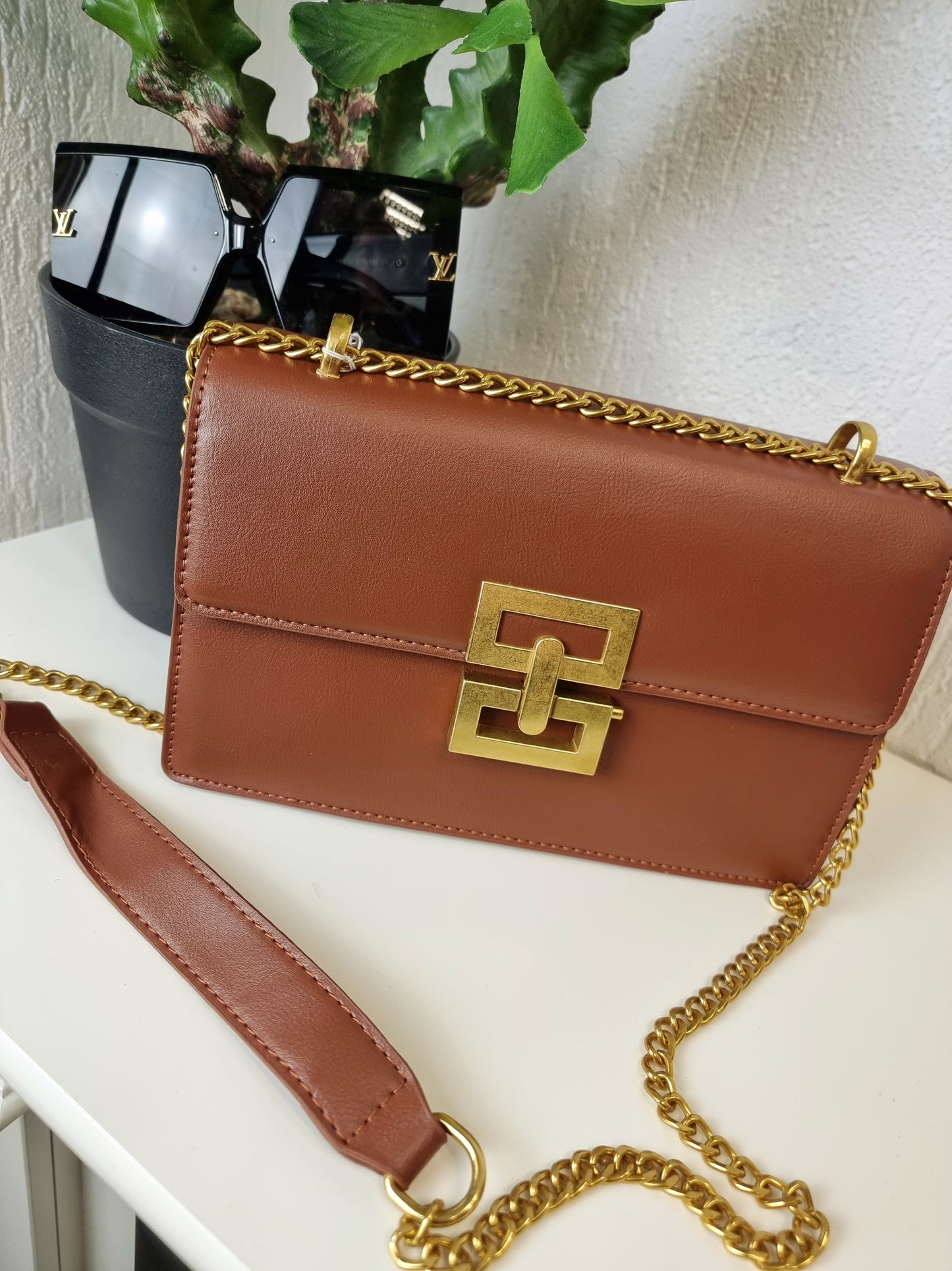 Edle Handtasche mit Goldkette in Cognac/Camel