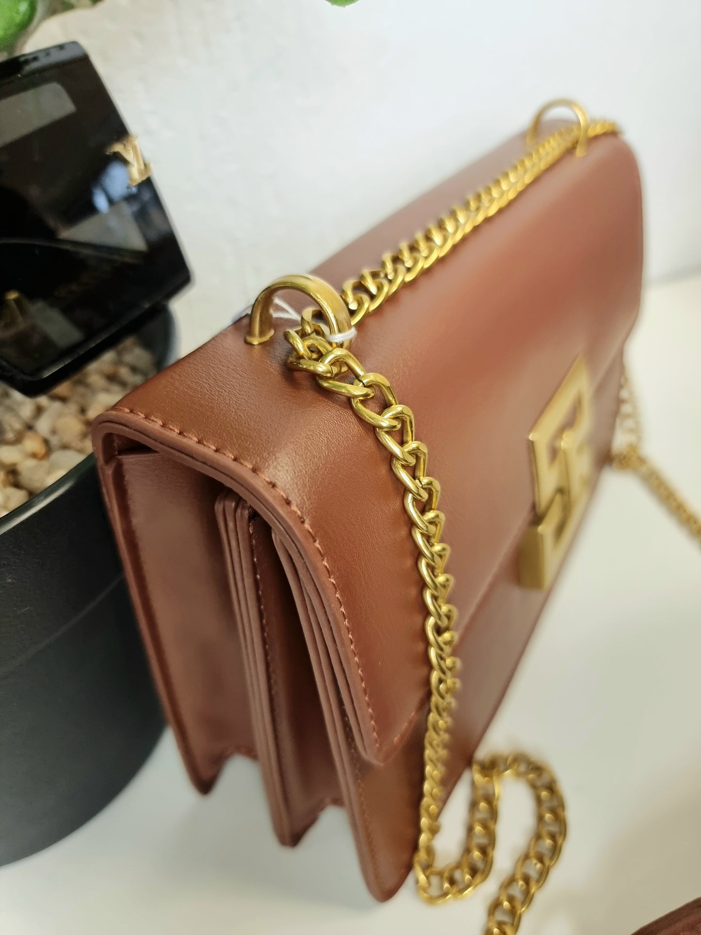 Edle Handtasche mit Goldkette in Cognac/Camel