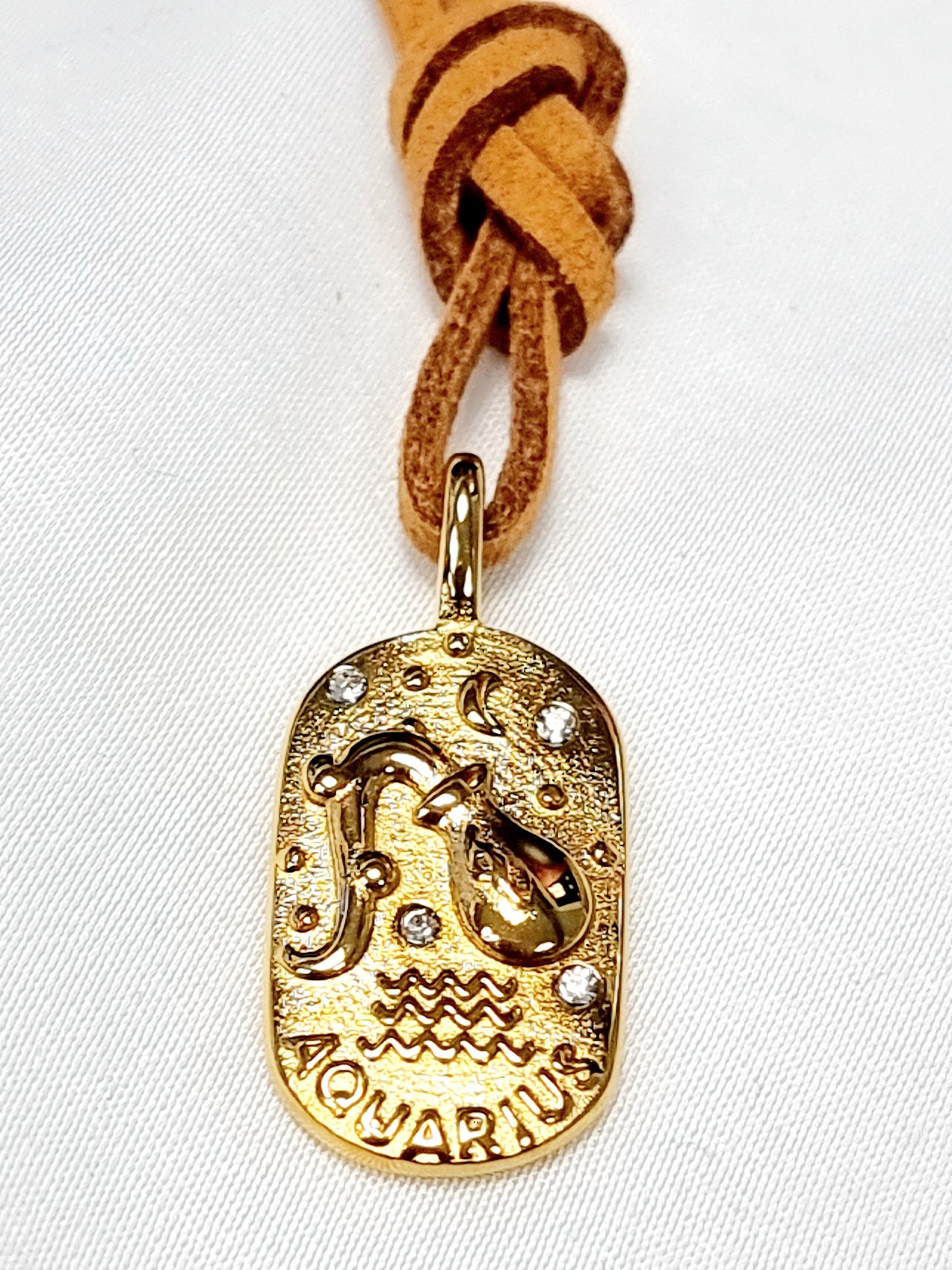 Wickelkette mit Camelfarbigen Wildlederband mit Sternzeichenanhänger in Gold