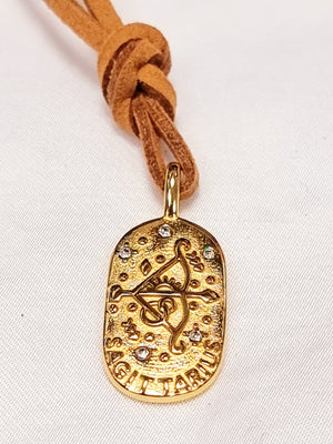 Wickelkette mit Camelfarbigen Wildlederband mit Sternzeichenanhänger in Gold