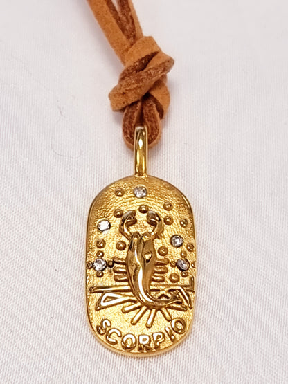 Wickelkette mit Camelfarbigen Wildlederband mit Sternzeichenanhänger in Gold