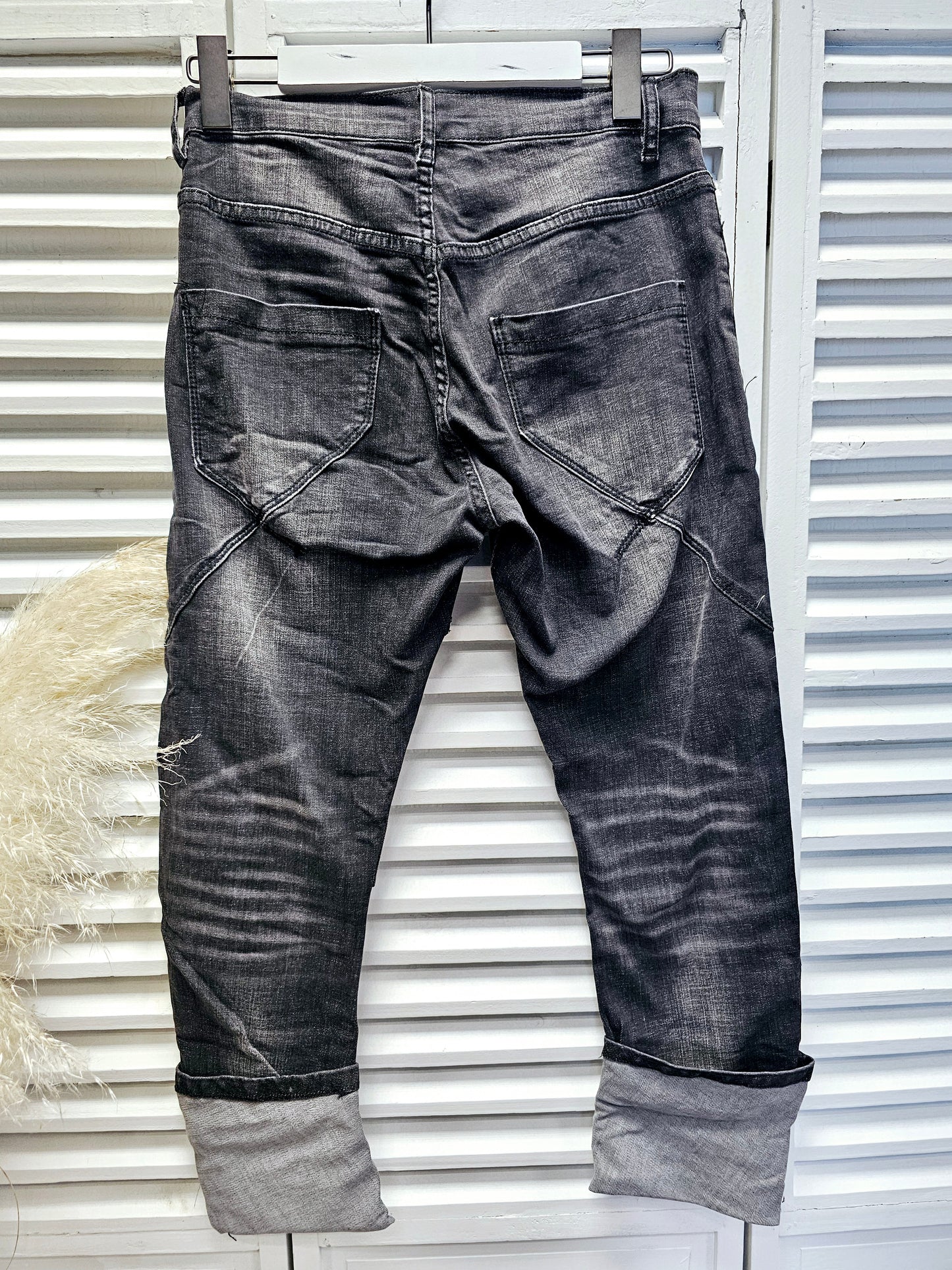 Lässige Jeans Schwarz im Destroyed Look Patches H8247