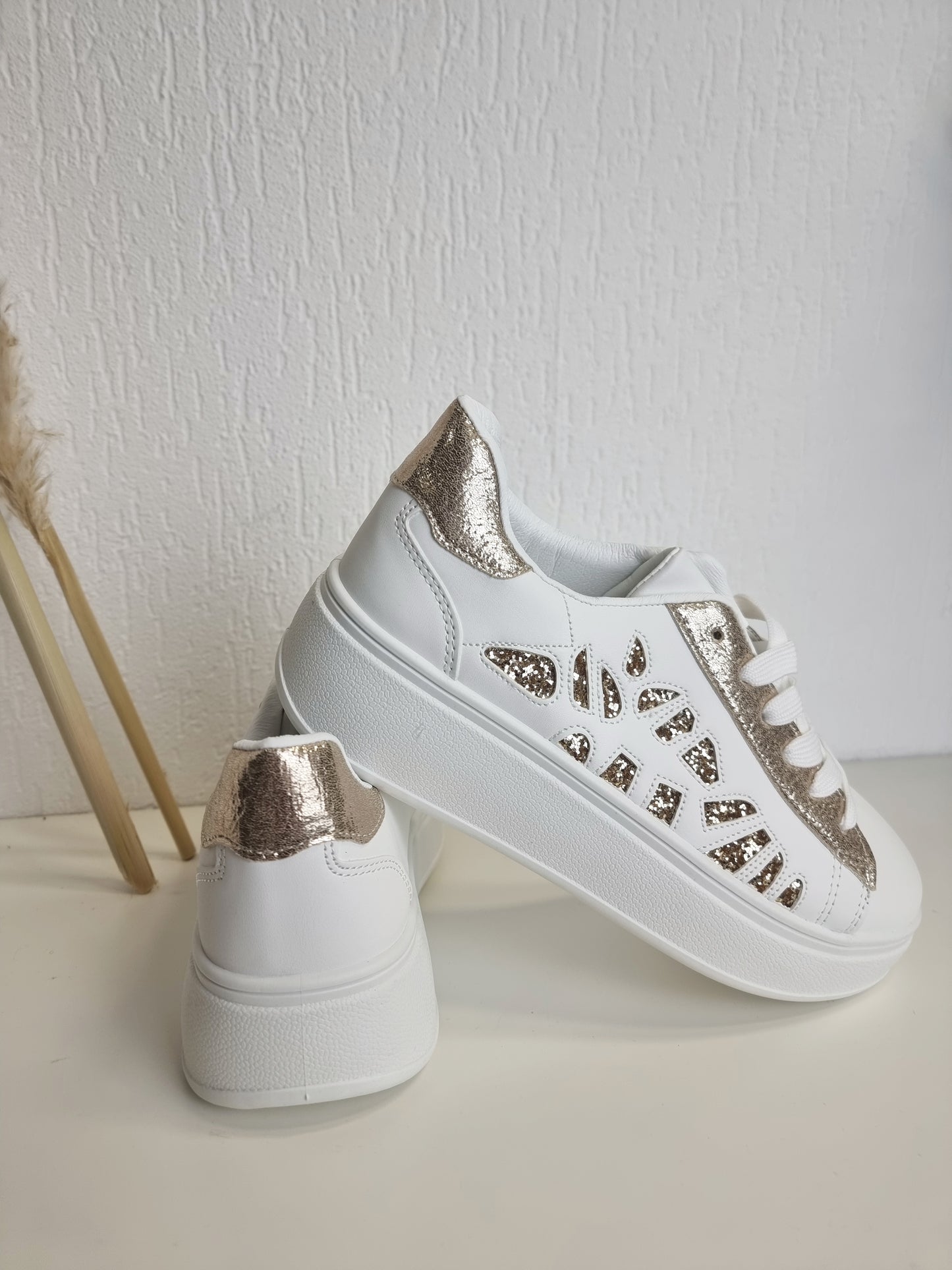 Weiße Plateau Sneaker Lederoptik mit goldenen Details FlyingStar