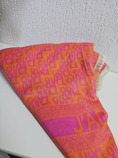 Quadratisches Tuch in Pink-Orange mit Buchstabenprint und Fransen